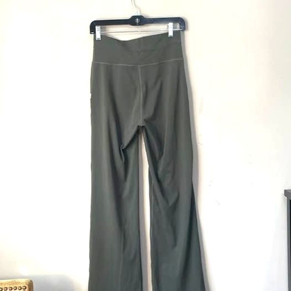 Vuori Daily Wide leg pants in Olive green Sz S